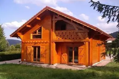 Image de Chalet  neuf en madrier massif. calme avec Spa standing asure, billard Wi-Fi