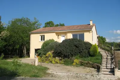 Image de Maison de campagne neuve dominant la dordogne.