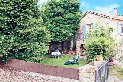 Image de L'Establou. Cadre authentique et verdoyant proche de Lussan.