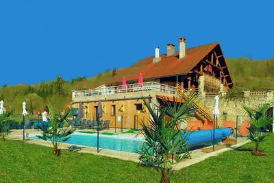 Image de 15 +12 personnes maximum \nGîte principal 15 pers / chalet dortoir 12 pers