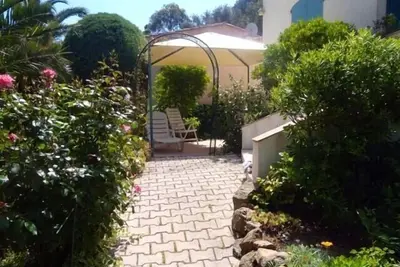 Image de : appart climatisé  3 *   2  chambres, 600m de la plage gigaro, jardin.