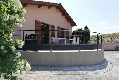 Image de Gite 3 épis Odenas(Brouilly) sur terrain 4200 m² sur terrain clos et fleuri