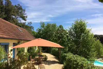 Image de Gîte tout confort dans un domaine boisé au bord de la piscine près de Sarlat