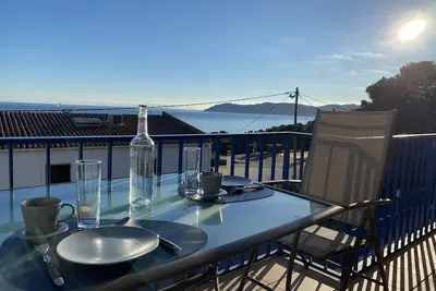 Image de Vue mer panoramique - proche plage - hyper équipé & WiFi gratuit.