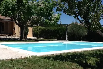 Image de Villa avec piscine privée - grand jardin entièrement clôturé