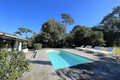 Image de Villa de 160 m2 / piscine ensoleillée et chauffée dans les pins avec pool-house.