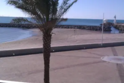 Image de Appartement face à la mer proche canal et commerces