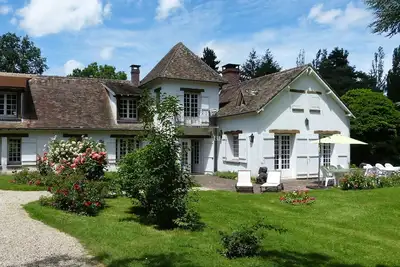 Image de Maison de charme avec piscine, parc 10. 000 m², proche Paris, 3 sdb.