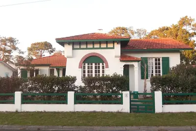 Image de maison avec jardin, à 2 pas de la mer, centre et commodités pour 9 pers