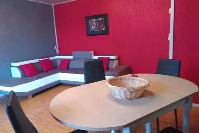 Image de Bel appartement spacieux face à square verdoyant.