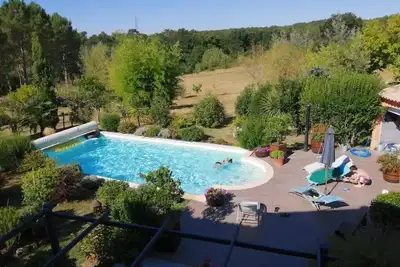 Image de Maison Avec Piscine Chauffee Au CŒUR Du PÉRIGORD Pourpre