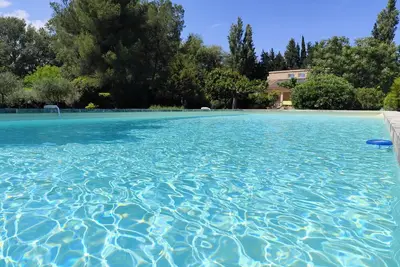 Image de Dans belle propriété, joli gîte confortable, grande piscine, calme, Fontvieille