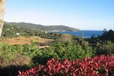 Image de petit mas mitoyen secteur Gigaro, très belle vue mer, plages à pièd