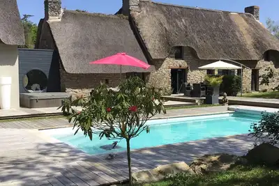 Image de Chaumière authentique en pierres avec piscine et spa rénovée en 2018