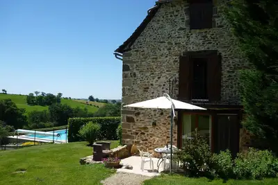 Image de Un beau gîte de caractère avec une piscine privée