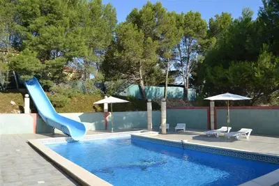 Image de Villa, toboggan, piscine, cuisine d été, terrain de Tennis, basket, trempoling