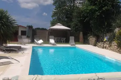 Image de Chaleureuse villa familiale piscine couverte et chauffée.