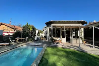 Image de Villa en ville d'hiver/ piscine : calme, confort, authenticité /11 personnes.