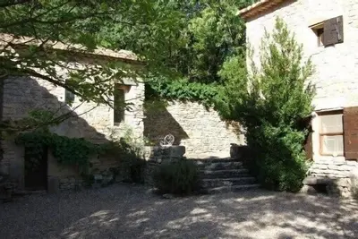 Image de Grand mas ancien rénové avec goût et simplicité - jardin, terrasses, patio