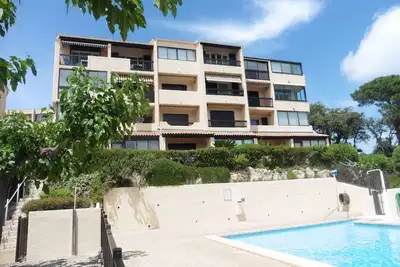 Image de Charmant appartement sur la Presqu'île de Giens : vue mer, balcon et piscine.
