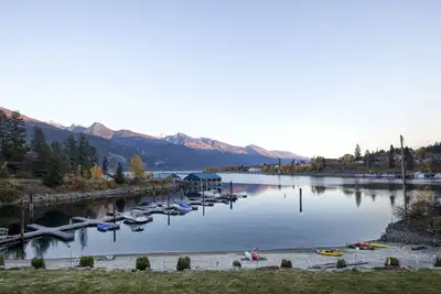 Image de Luxueux condo en bord de mer dans la région idyllique et historique de Kaslo, en Colombie-Britannique.
