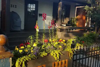 Image de Urban Cottage Oasis, emplacement génial, entièrement rénové et autonome