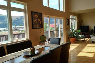 Image de Maison exécutive dans l'incroyable Columbia Gorge Basin sur le fleuve Columbia