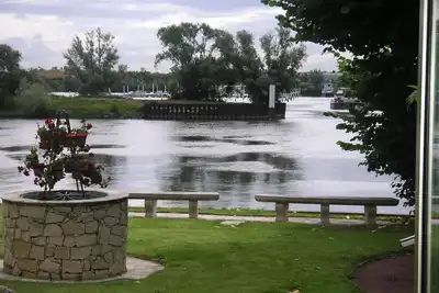 Image de Pres Paris Versailles Charmant 2 Pieces Avec Terrasse Et Jardin En Bord De Seine