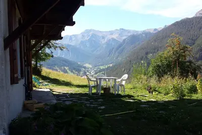 Chalet d'Altitude en Nature avec Vue Panoramique sur la vallée.