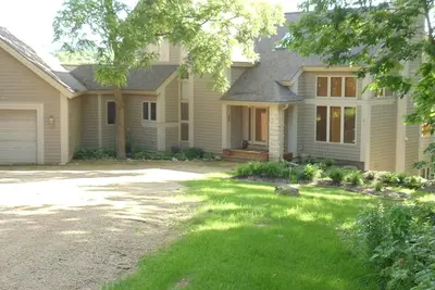 Image de Lakeside est une maison spacieuse et fluide située sur les rives nord du lac Galena