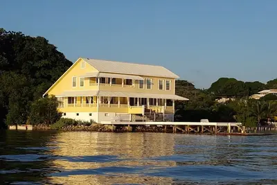Image de Grand Oceanfront Home avec Spa privé, espaces de vie spacieux, une vue imprenable