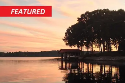 Image de Maison familiale multiple et moderne au bord du lac sur une crique en eau profonde, 2 kayaks