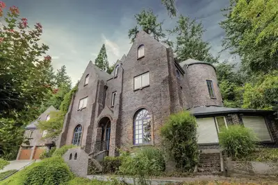 Image de Castle Estate à Sw Portland avec spa à quelques minutes du centre-ville!