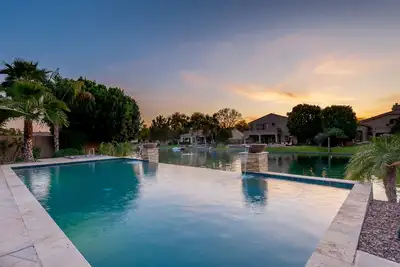 Image de Propriété au bord du lac avec piscine à débordement et bain à remous