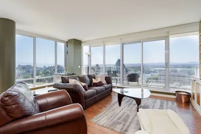 Image de Des vues fantastiques de cette 15e étage Condo, Ac, piscine, bain à remous, salle de gym, Parking