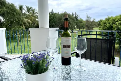 Image de Condo dans un terrain de golf privé avec un cadre tropical 24 heures de sécurité