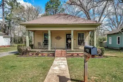 Image de Maison de charme situé au centre minutes de Sfa campus et le centre-ville historique.