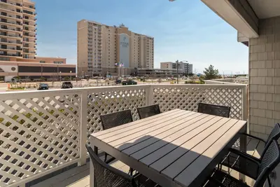 Image de Océan est dans la rue - 3br, 3. 5 Ba Condo contemporain!