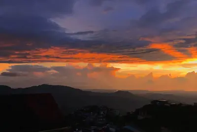 Image de Baguio Vacation House avec magnifique coucher de soleil et vue sur la montagne