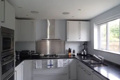 Image de Layfield House- Maison familiale de luxe avec 3 chambres à proximité des transports en commun vers Londres