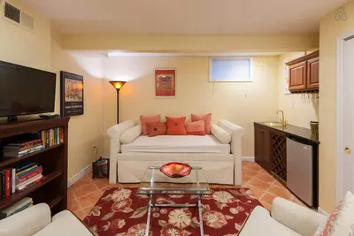 Image de Appartement ensoleillé, grand et entièrement meublé avec parking gratuit