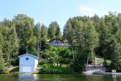 Image de Cottage White Lake - Kawartha chalet front de mer avec grande façade privée