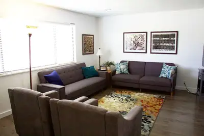 Image de 4 bd 4ba maison près de University Mall