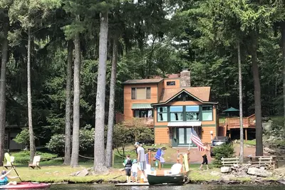 Image de Front De Lac: Emplacement, Emplacement, Relax, Poisson, Nage, Kayak / Canoe Et Ski Nautique