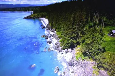 Image de Cottage luxueux Oeanfront offrant des plages privées, des sentiers forestiers et des jardins