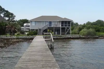 Image de Bord de l'eau! Vue de Cape Lookout! Complètement rénové!