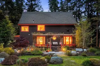 Image de The Island House sur Camano, bain à remous, foyer, WiFi gratuit, jardin privé, 2 étangs