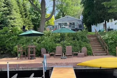 Image de Three Birds Cottage: Level Skaneateles Lake Sunset Side