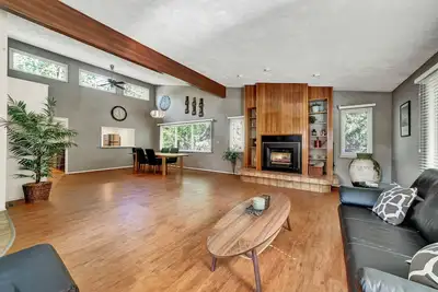 Image de Chester Creek Gem est une maison de ranch sur la crique et à distance de marche du centre-ville!