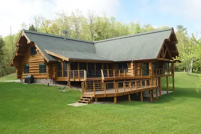 Image de One of a Kind North Woods Lake Lodge